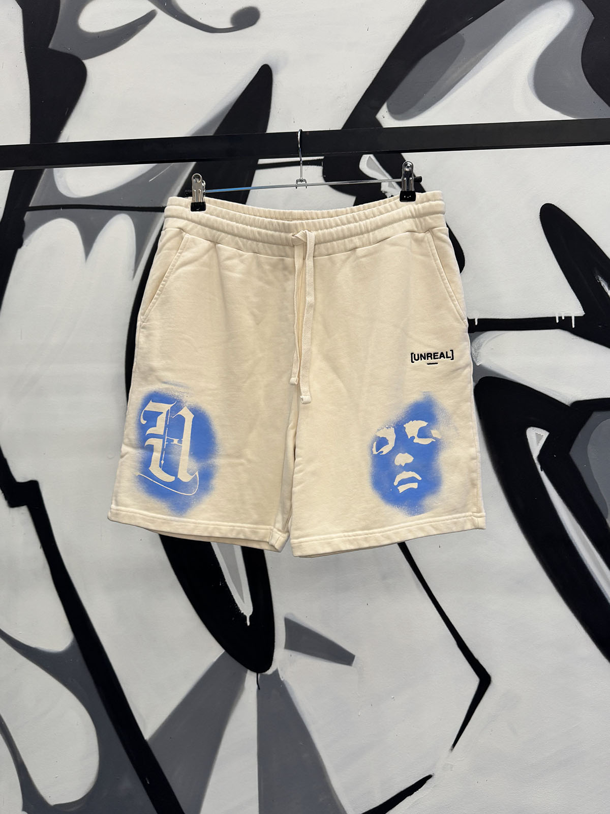 1/1 Comfy everyday shorts with clean and durable painting on it